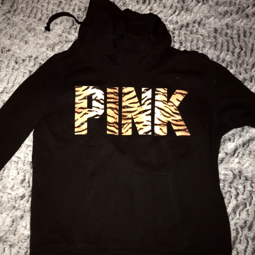 Black PINK sweatshirt with leopard words